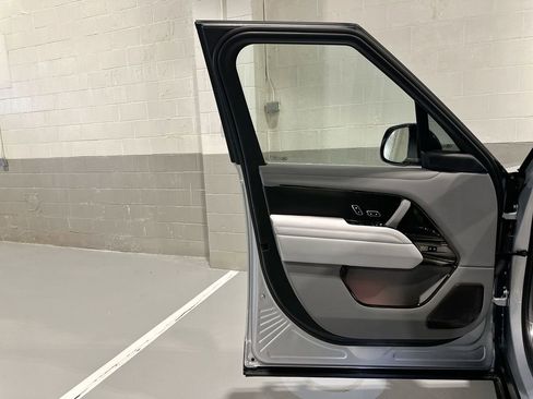 Used 2025 Land Rover Range Rover SV image 10