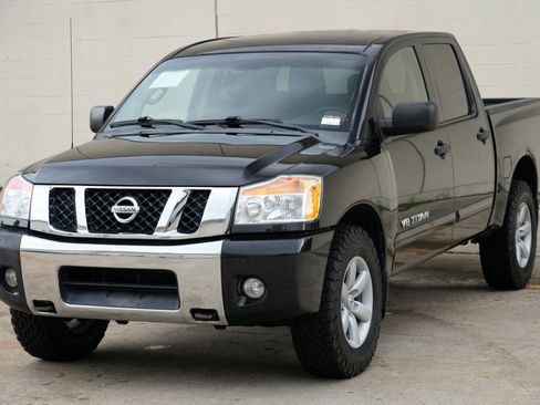 Used 2012 Nissan Titan SV w/ SV Value Truck Pkg AWD/4WD image 39