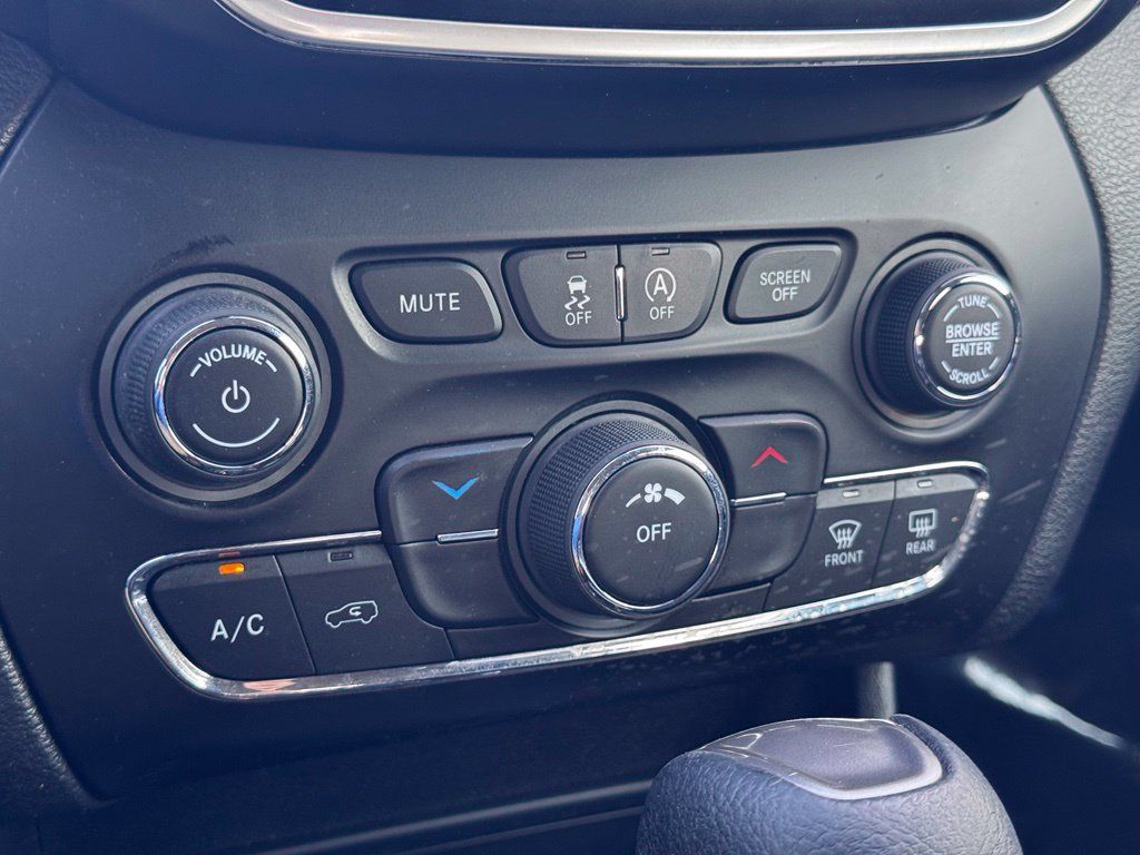 Used 2019 Jeep Cherokee Latitude w/ Popular Appearance Group AWD/4WD image 11