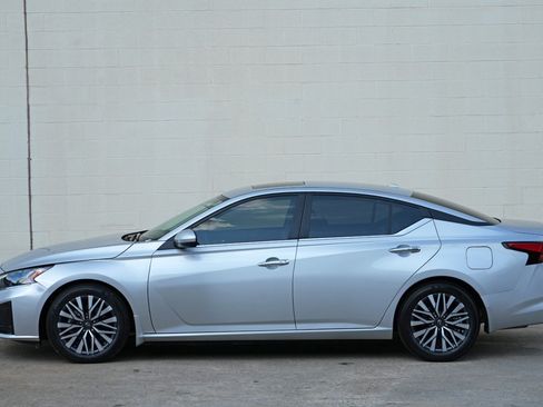 Used 2025 Nissan Altima 2.5 SV w/ SV Premium Package FWD image 42