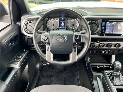 Used 2018 Toyota Tacoma TRD Off-Road w/ Technology Package image 12