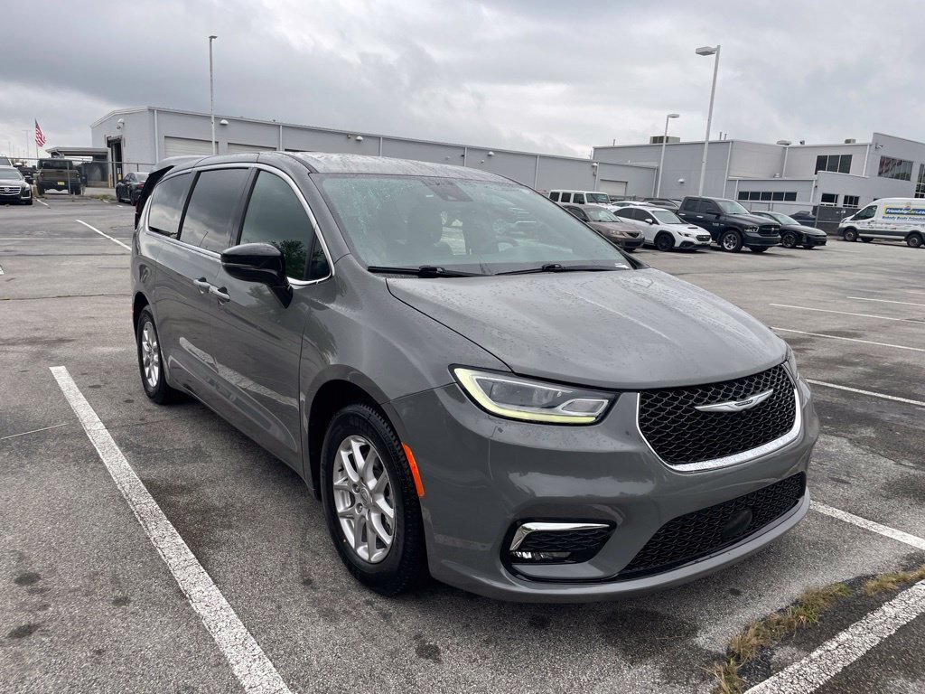 Used 2025 Chrysler Pacifica Select FWD image 7