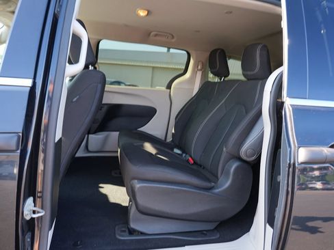 Used 2020 Chrysler Voyager L FWD image 16