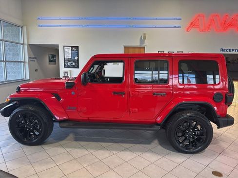 Used 2025 Jeep Wrangler Sahara image 8