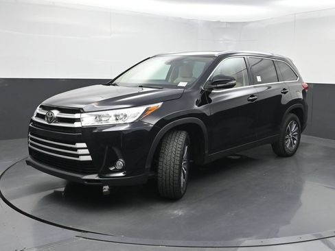 Used 2019 Toyota Highlander XLE FWD image 21