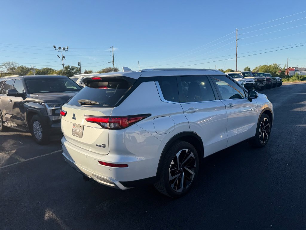 Used 2024 Mitsubishi Outlander 4WD Plug-In Hybrid image 3