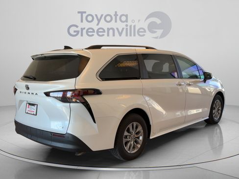 Used 2026 Toyota Sienna XLE FWD image 6