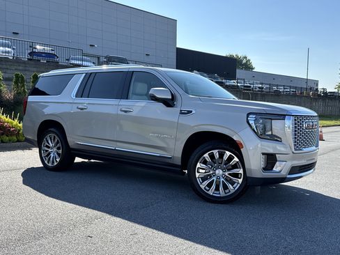 Used 2022 GMC Yukon XL Denali AWD/4WD image 2