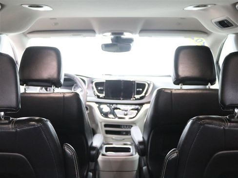 Used 2022 Chrysler Pacifica Touring-L FWD image 7