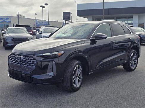 Used 2025 Audi Q5 Premium w/ Convenience Package image 3