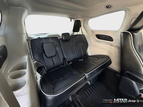 Used 2023 Chrysler Pacifica Limited FWD image 30