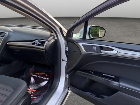 Used 2017 Ford Fusion SE FWD image 19