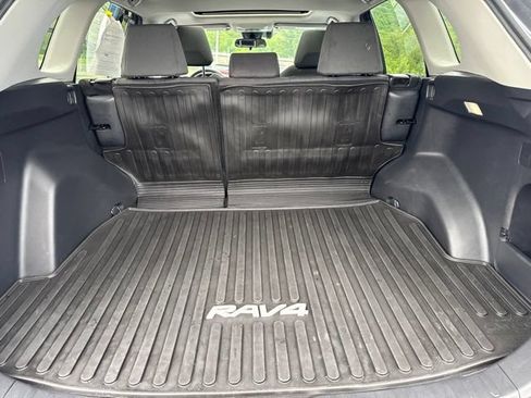 Used 2022 Toyota RAV4 XLE w/ Convenience Package AWD/4WD image 9