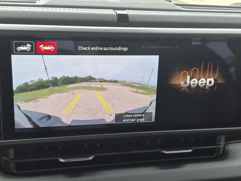 Used 2025 Jeep Wrangler Unlimited Sahara AWD/4WD image 27