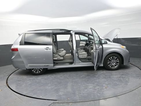 Used 2018 Toyota Sienna XLE FWD image 43