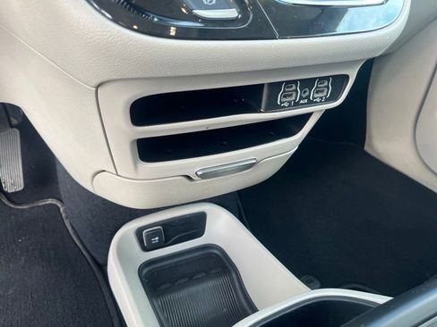 Used 2024 Chrysler Pacifica Touring-L image 24