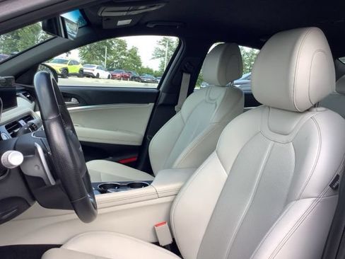 Used 2025 Genesis G70 2.5T AWD/4WD image 18