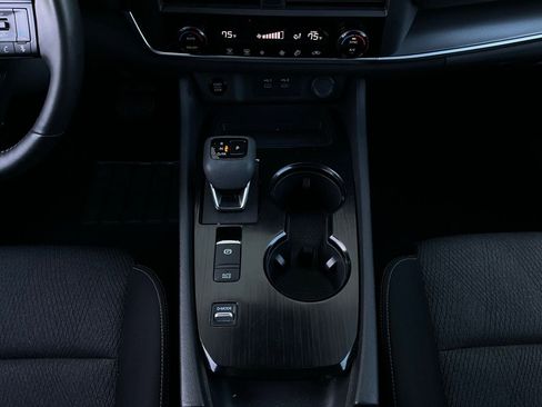 Used 2025 Nissan Rogue SV image 15