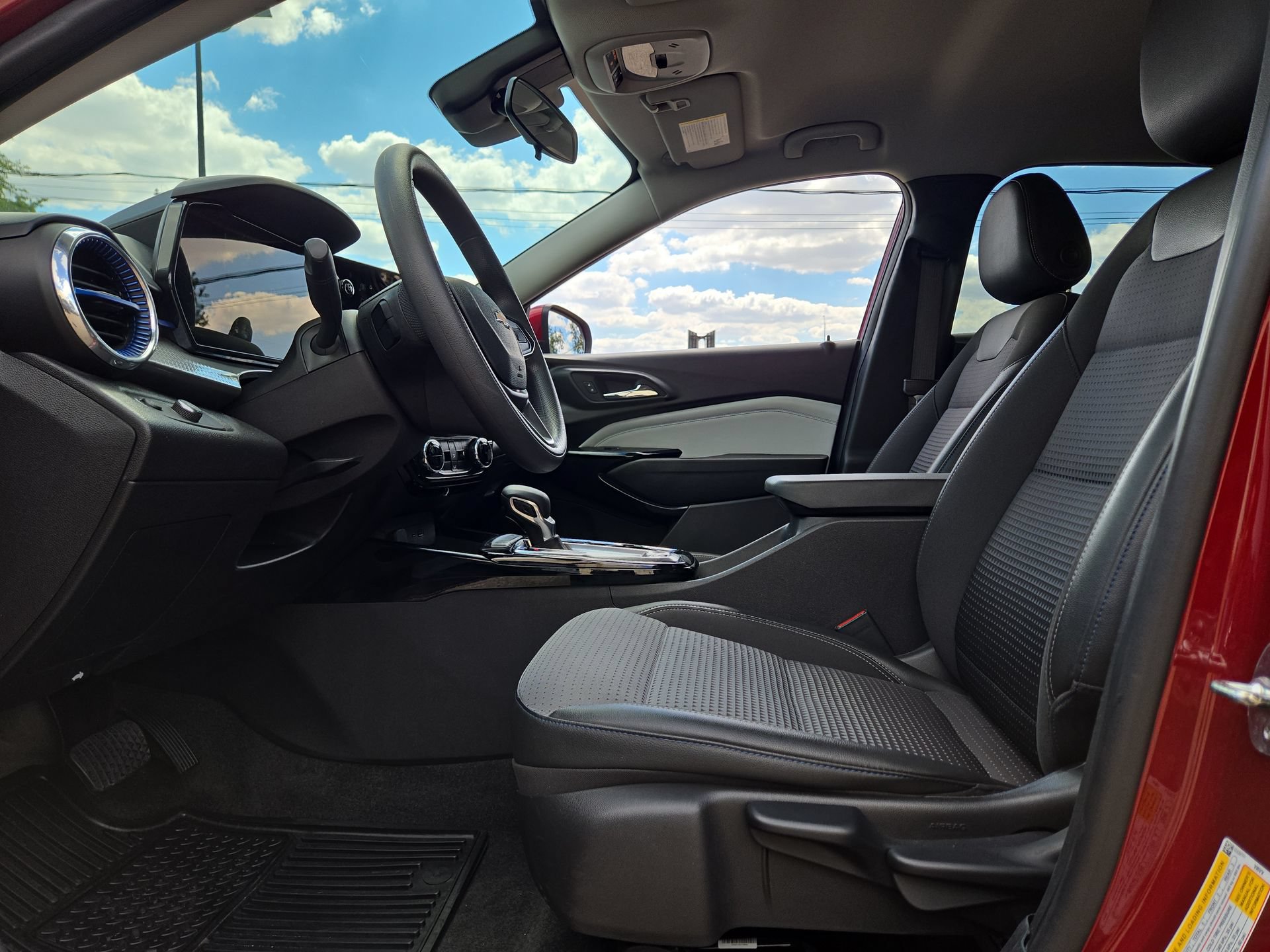 Used 2025 Chevrolet Trax LT FWD image 16