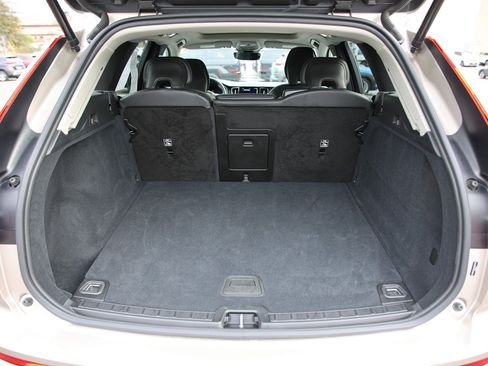 Used 2025 Volvo XC60 B5 Core image 13