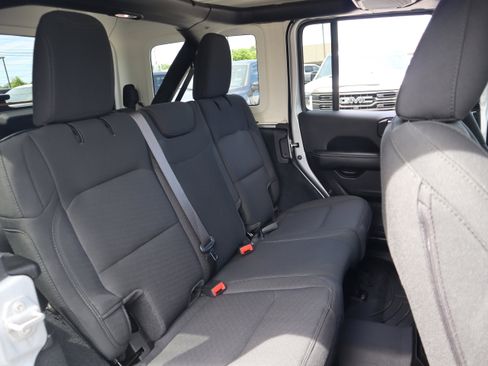 Used 2022 Jeep Wrangler Unlimited Sahara AWD/4WD image 32