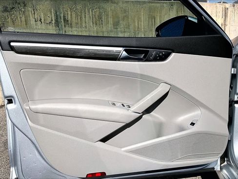 Used 2018 Volkswagen Passat 2.0T SE image 21