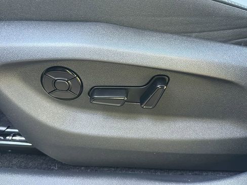 Used 2025 Volkswagen Tiguan SE R-Line image 15