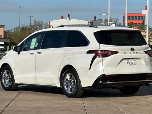 Certified 2023 Toyota Sienna Limited image 7
