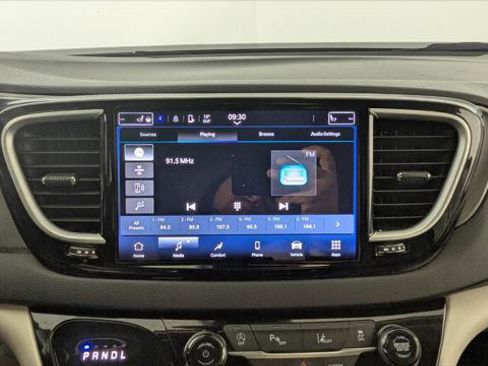 Used 2024 Chrysler Pacifica Touring-L image 29