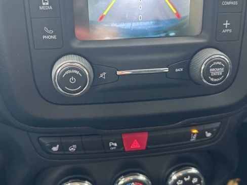 Used 2016 Jeep Renegade Latitude w/ Advanced Technology Group image 9