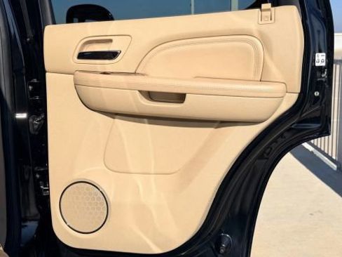 Used 2012 Cadillac Escalade Luxury image 16