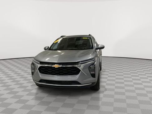 Certified 2025 Chevrolet Trax LT w/ LT Convenience Package FWD image 4