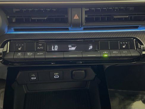 Used 2025 Toyota Prius XLE FWD image 26