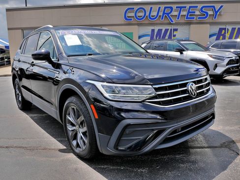 Used 2024 Volkswagen Tiguan SE FWD image 2