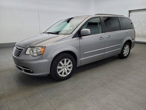 Used 2016 Chrysler Town & Country Touring image 2