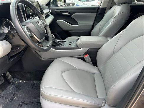Certified 2025 Toyota Highlander XLE FWD image 11