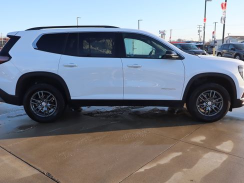 Used 2025 GMC Acadia Elevation image 4