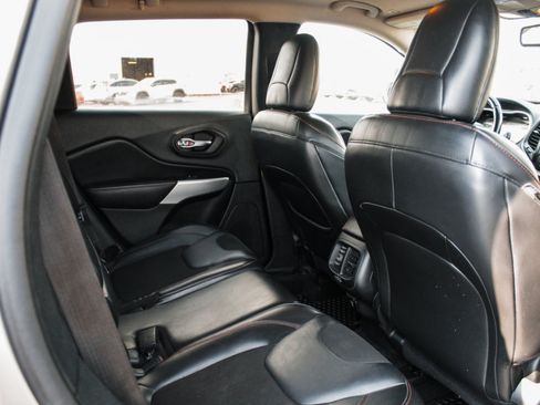 Used 2018 Jeep Cherokee Trailhawk AWD/4WD image 29