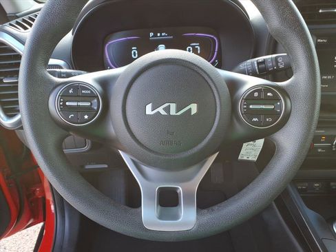Used 2025 Kia Soul LX w/ LX Technology Package FWD image 21