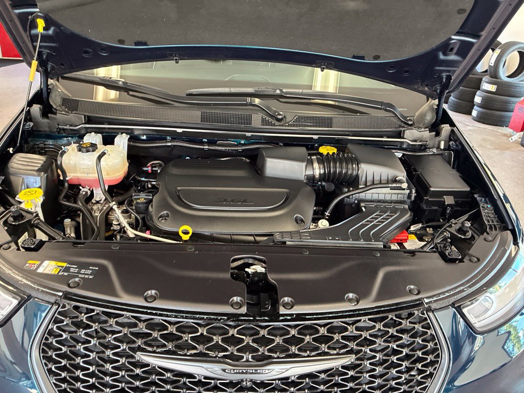 Certified 2025 Chrysler Pacifica Limited FWD image 53