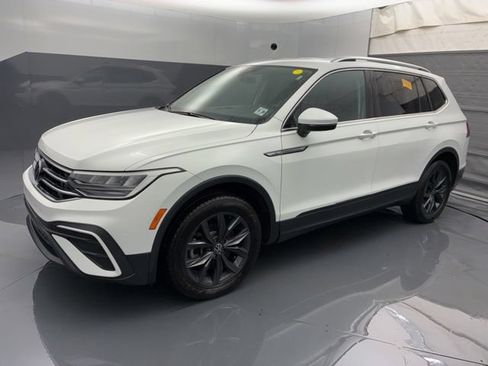 Used 2024 Volkswagen Tiguan SE AWD/4WD image 1