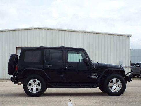 Used 2010 Jeep Wrangler Unlimited Sahara AWD/4WD image 4