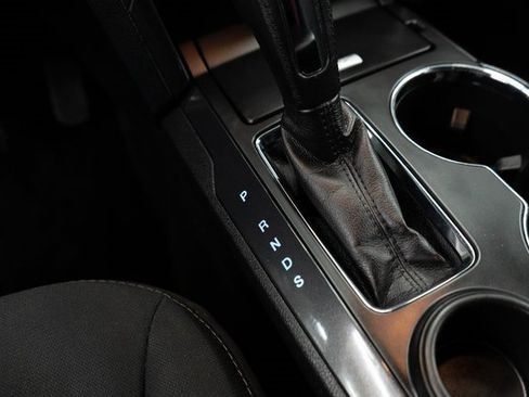 Used 2017 Ford Explorer XLT image 27