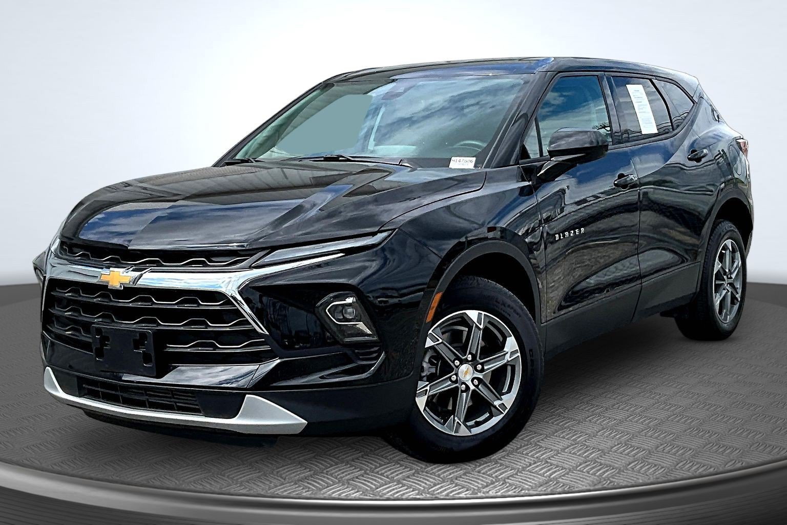 Used 2026 Chevrolet Blazer LT FWD image 1