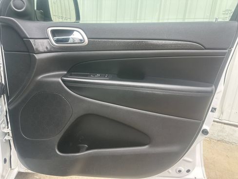 Used 2018 Jeep Grand Cherokee Altitude RWD image 17