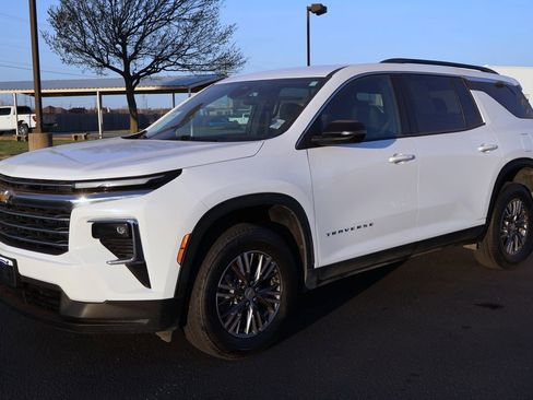 Used 2025 Chevrolet Traverse LT FWD image 11