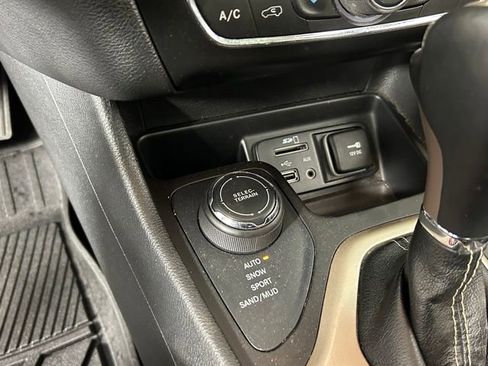 Used 2018 Jeep Cherokee Limited image 25