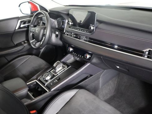 Used 2024 Mitsubishi Outlander SE image 27