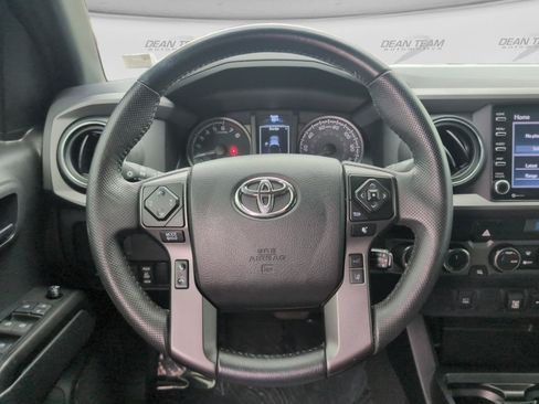 Used 2022 Toyota Tacoma TRD Off-Road AWD/4WD image 17