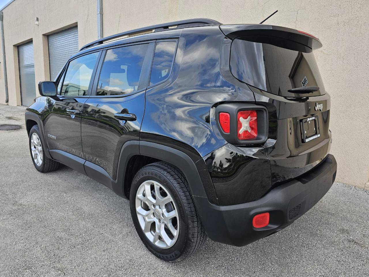 Used 2015 Jeep Renegade Latitude FWD image 17